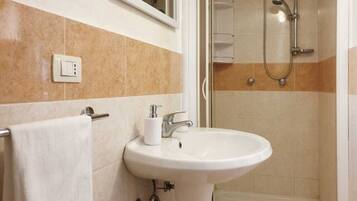Doccia, asciugacapelli, bidet, asciugamani