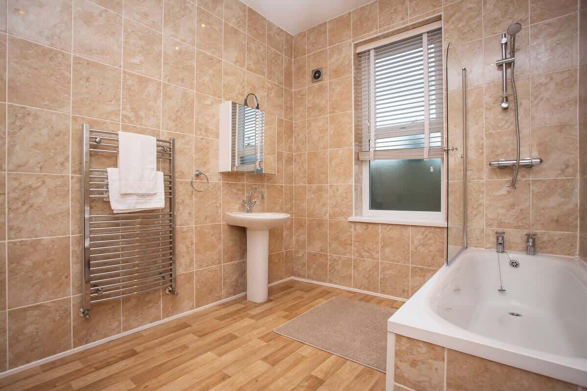 Douche, sèche-cheveux, shampoing