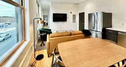 Condo B - Gallery Suite - Downtown Marion