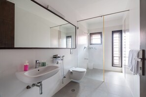 Biệt thự Cao cấp, ban công | Phòng tắm | Buồng tắm vòi sen, khăn tắm, giấy vệ sinh 