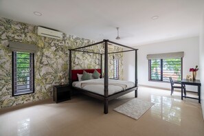 Biệt thự Cao cấp, ban công | Bộ đồ giường cao cấp, khu vực làm việc phù hợp cho laptop 