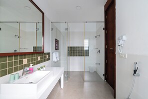 Luxury-Villa, Balkon | Essbereich im Zimmer