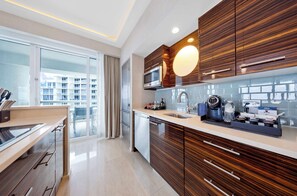 Fridge, microwave, stovetop, dishwasher