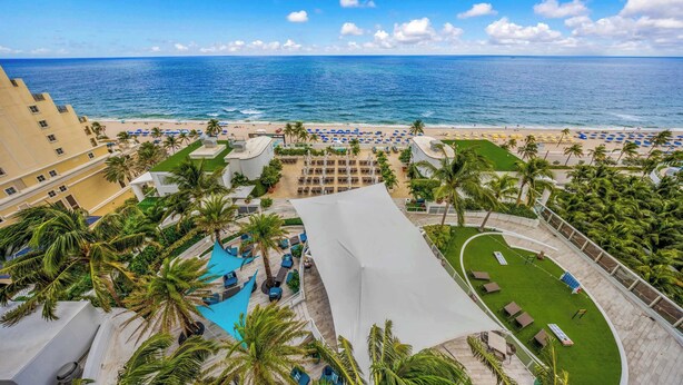 Ein Resort mit Poolbereich, Zugang zum Strand und Blick auf den Ozean.