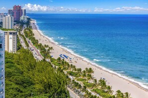 On the beach - Holiday Waves: Oceanview Charm at Central Beach (Fort Lauderdale)