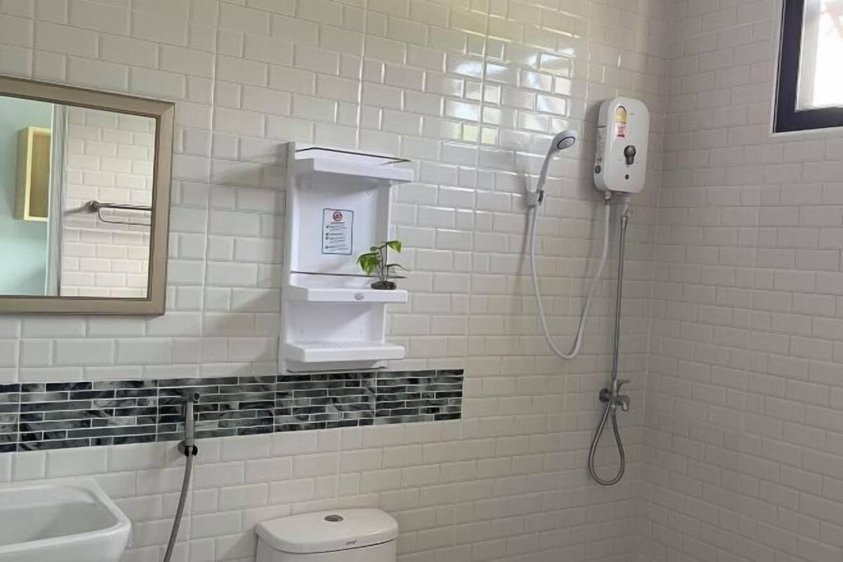 Salle de bain | Douche, serviettes fournies, savon, shampoing