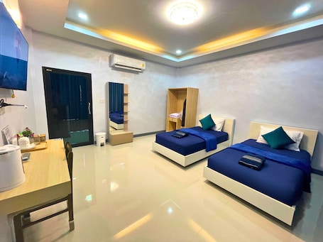 Deluxe Double Room, 2 Twin Beds | Laptop workspace, free WiFi