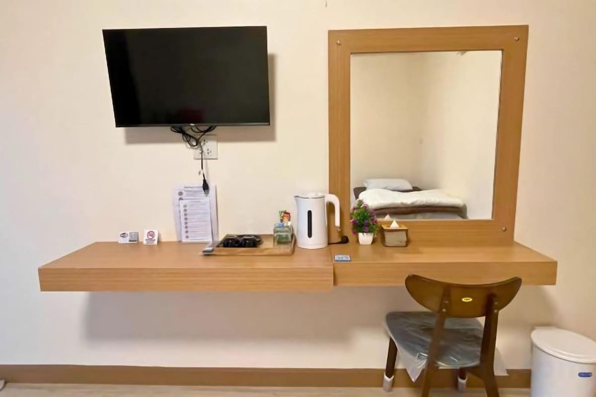 Laptop workspace, WiFi (free)