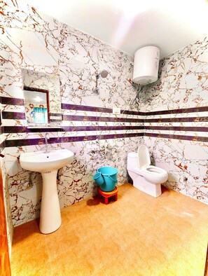 Quarto casal superluxo, vista para a montanha | Banheiro | Chuveiro, sabonete, shampoo, papel higiênico