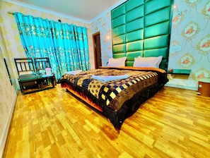 Kamar Double Deluks | Seprai antialergi, busa memori, dan gratis tempat tidur lipat/ekstra