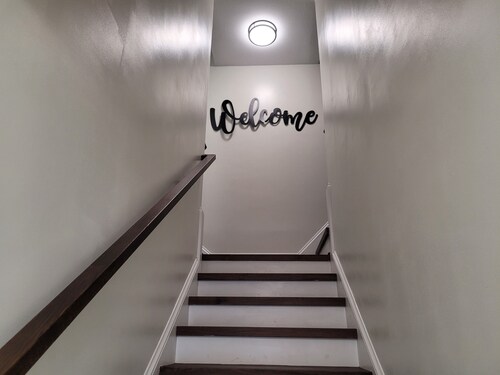 The Traveler On Main Suite #10- Across the Street from Back of the Dragon!