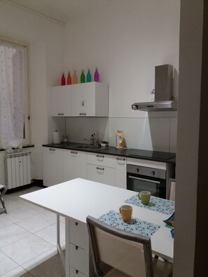 Kühlschrank, Ofen, Herdplatte, Wasserkocher mit Kaffee-/Teezubehör