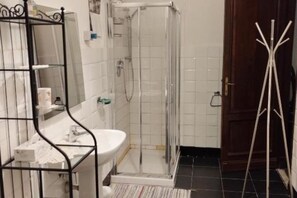 Bruser, hårtørrer, bidet, håndklæder