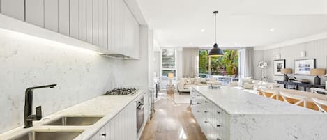 冷蔵庫、電子レンジ、オーブン、コンロ