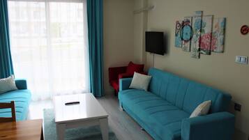 Økonomileilighet, balkong, hageutsikt | Oppholdsområde | En 82-tommers LCD-TV med Parabol-TV samt leker