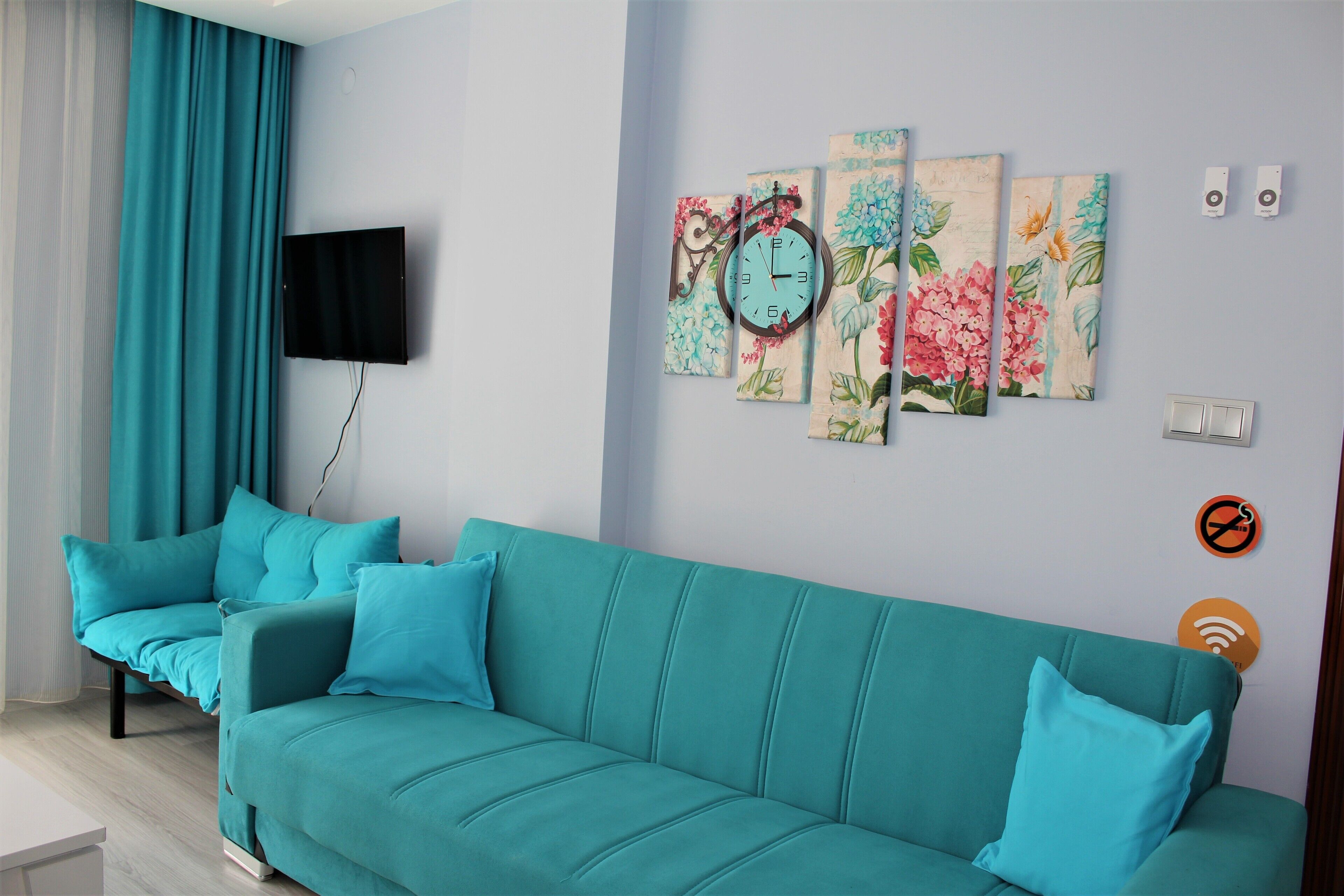 Familienapartment, Balkon, Gartenblick | Wohnbereich | 82-Zoll-LCD-Fernseher mit Satellitenempfang, Kinderspielzeug
