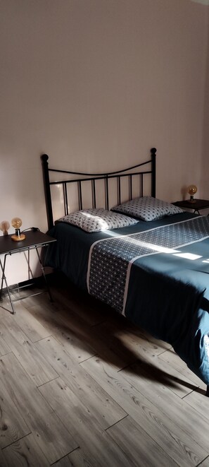 8 bedrooms, iron/ironing board, WiFi, bed sheets
