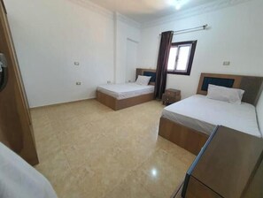 2 عدّة غرف نوم ومكواة/لوح كي