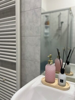 Douche, sèche-cheveux, bidet, serviettes fournies