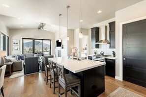 Interior - Canyons Village Luxury with Private Hot Tub, BBQ, and Mountain Views! Frostwood (Park City)
