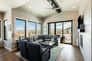 Smart TV, chimenea y videojuegos