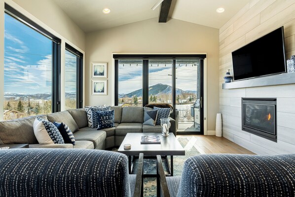 Smart-TV, Kamin, Videospiele