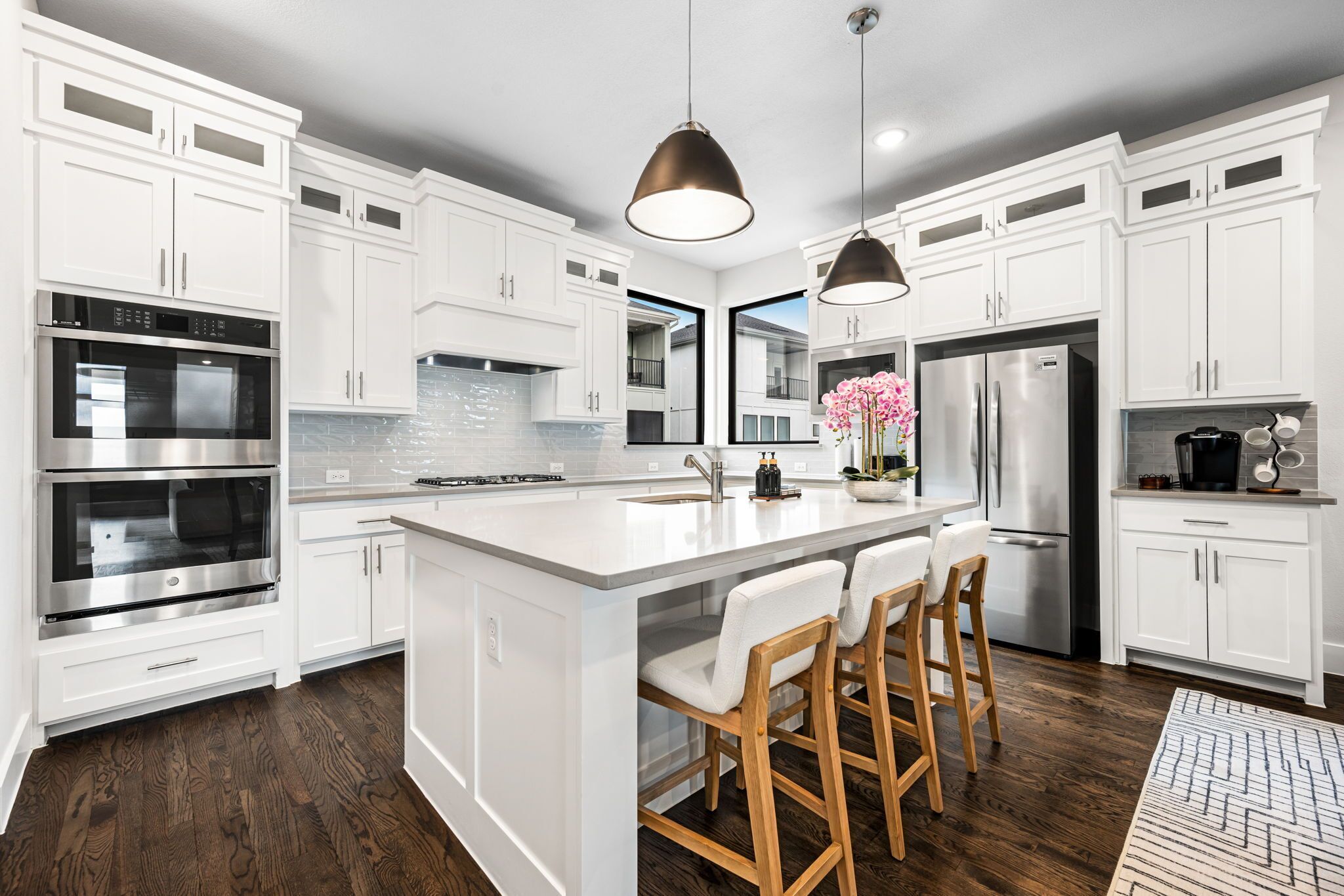 Jääkaappi, mikroaaltouuni, uuni, liesi