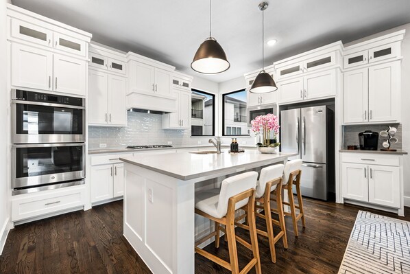 Fridge, microwave, oven, stovetop - Stylish Lake House Retreat in Rowlett (Rowlett)