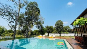 Perhehuvila, näköala uima-altaalle | Näkymä huoneesta