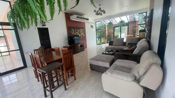 Familienvilla, Poolblick | Wohnbereich | 32-Zoll-Flachbildfernseher mit Kabelempfang