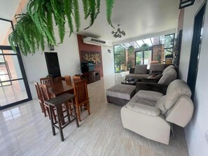 Vila família, vista para a piscina | Área de estar | TV de tela plana 32 polegadas com canais a cabo