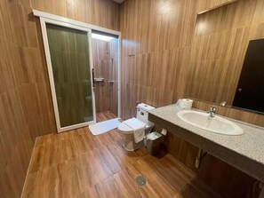 Perhehuvila, näköala uima-altaalle | Kylpyhuone