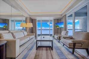 Condo, 2 habitaciones, cocina, vista al océano | Área de sala de estar | Televisión de 50 pulgadas con canales por cable 