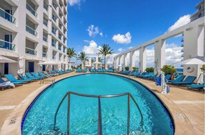 Outdoor pool - Beachfront Condo Fort Lauderdale Beach (Fort Lauderdale)