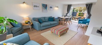 Oceanside Sleeps 6 Walk to Beach & Stylish