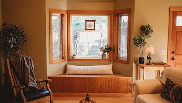 Télévision, cheminée, chaîne hi-fi