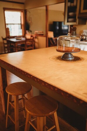 Dining - Burning Man`s Gallery Abode (Sequim)