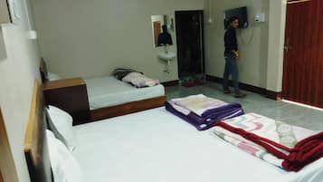 Meja kerja dan ruang kerja ramah laptop