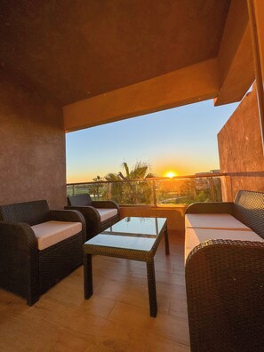 Property grounds - Elegant Family Apartment in the Heart of Marrakech | Golf, Pool and Lake Views (Marrakech)