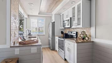 Frigorífico, microondas, placa de cocina y lavavajillas