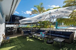 Outdoor dining - Charming 1-Bedroom, 1.5-Bathroom Apartment in Desirable Jupiter Bay – Steps from (Jupiter)