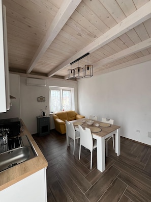 Dining - Casa Vacanze Iris - Three Bedroom Apartment, Sleeps 6 (Carbonia)