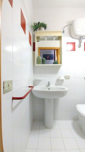 シャワー、バスアメニティ (無料)、ヘアドライヤー、ビデ