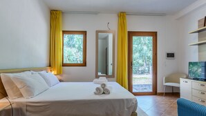 A hotel room with a bed, a TV, a desk, and a window with curtains. - Countryside house - 6 (Carbonia)