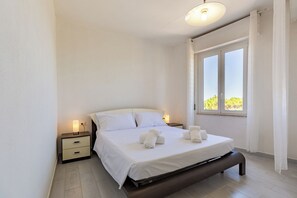 2 bedrooms, iron/ironing board, free WiFi - Silk Cove house- private beach compound (Sant'Antioco)