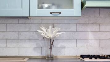 Kühlschrank, Mikrowelle, Herdplatte, Wasserkocher mit Kaffee-/Teezubehör