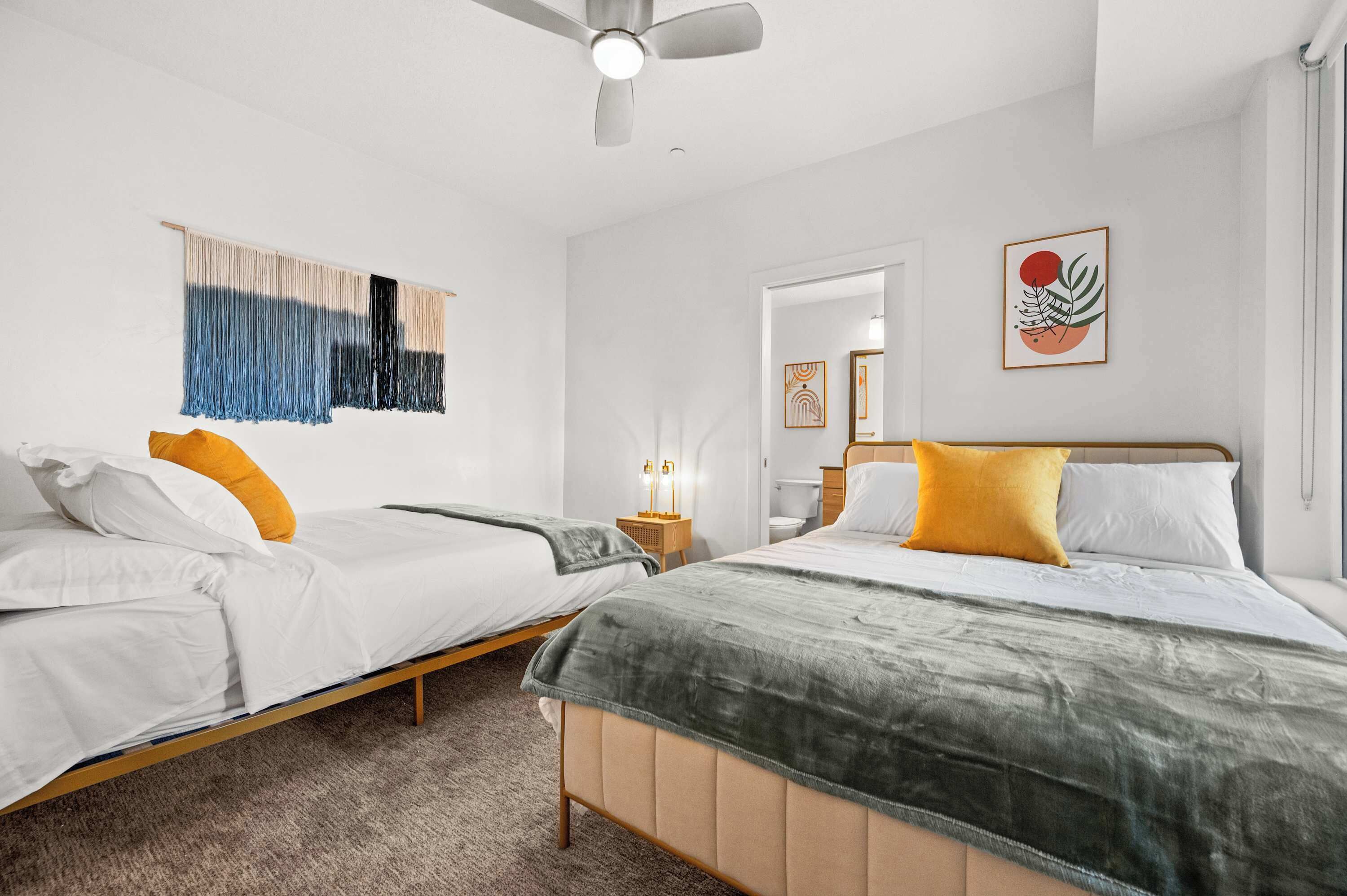 2 Schlafzimmer, Schreibtisch, Bügeleisen/Bügelbrett, Reisekinderbett