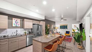 Réfrigérateur, micro-ondes, four, plaque de cuisson