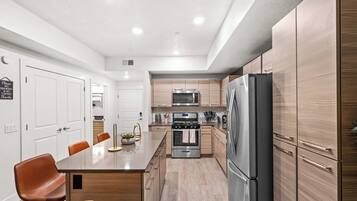 Refrigerador, microondas, horno y parrilla de estufa