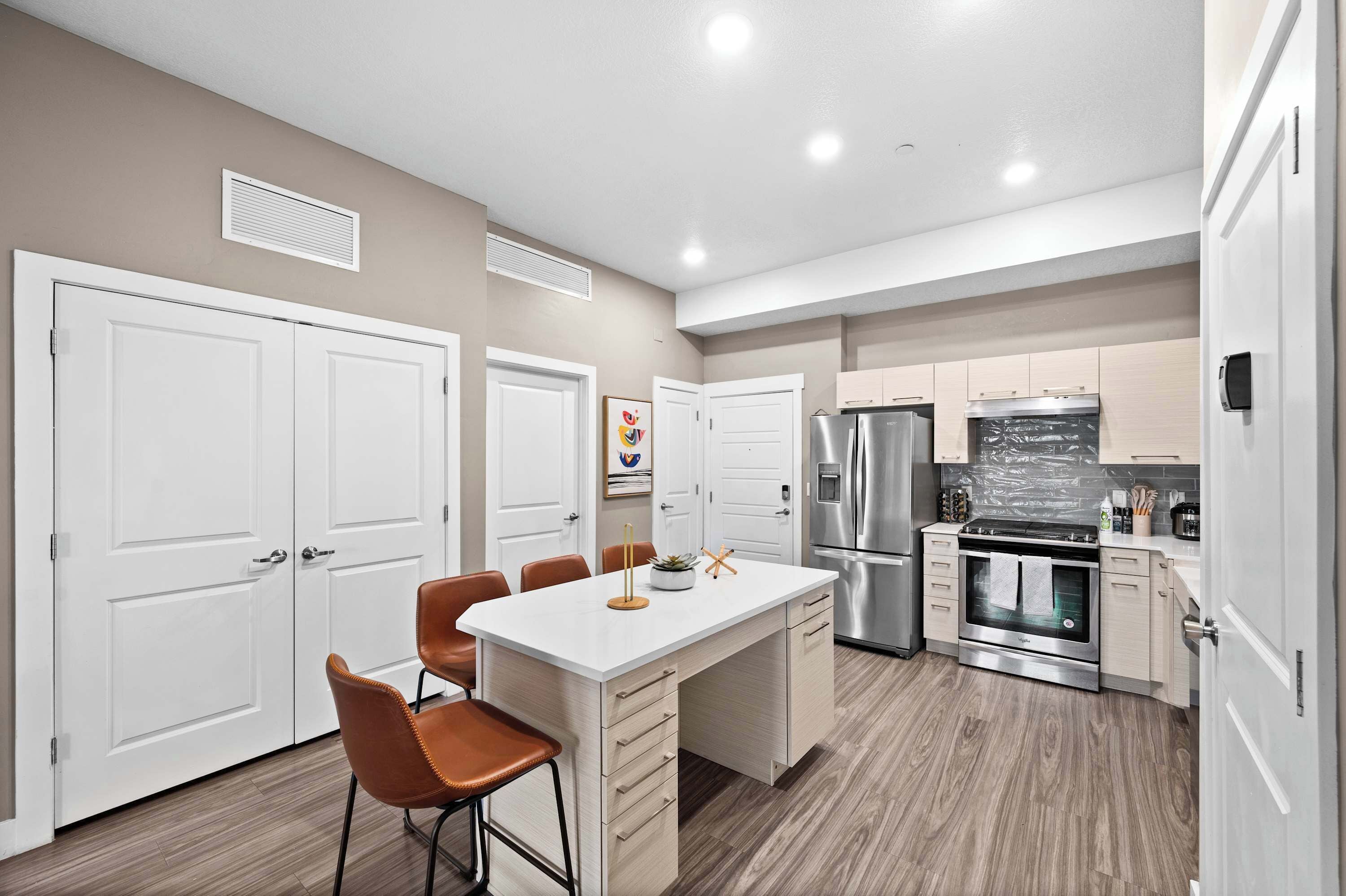 Kjøleskap, mikrobølgeovn, ovn og kokeplater